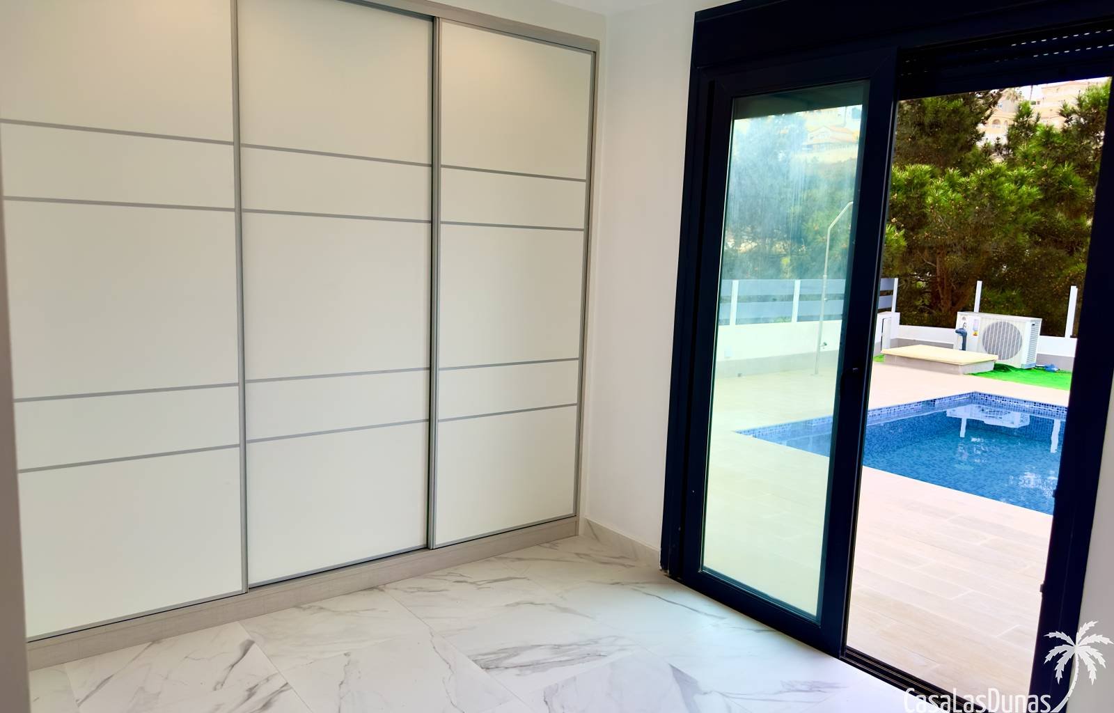  Villa direkt am Golfplatz La Marquesa. Alle Etagen sind mit einem Aufzug erreichbar! Sie verfügt über vier Schlafzimmer und vier Badezimmer, ein groß