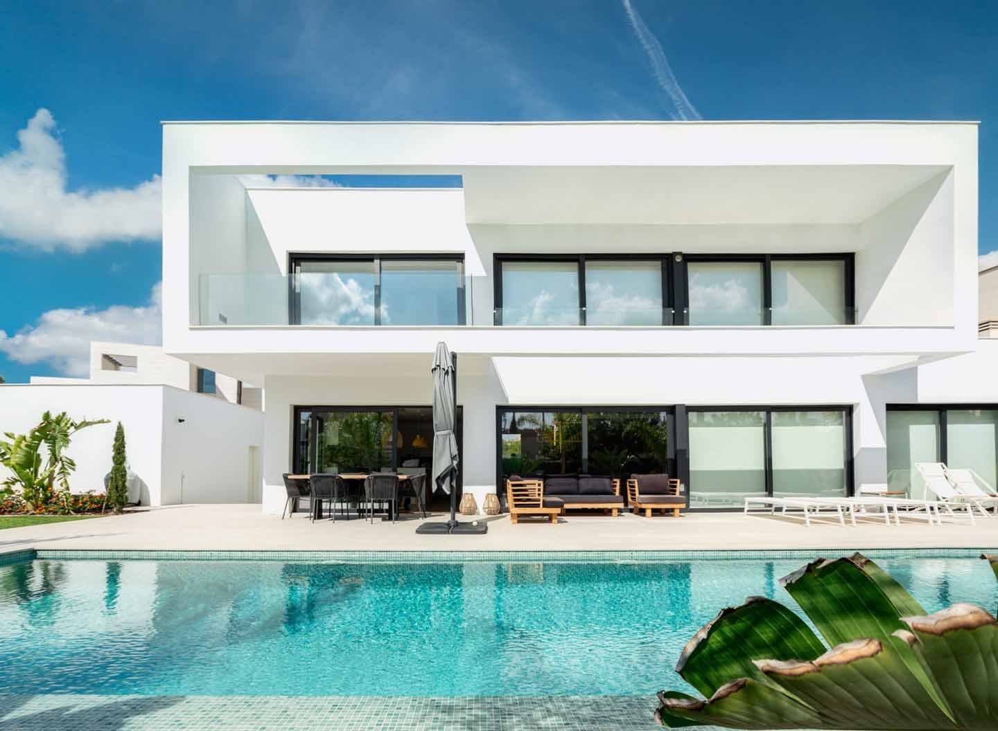  In der charmanten Stadt Molina de Segura gelegen, bietet dieser Wohnkomplex 34 unabhängige Häuser, die Komfort und Modernität vereinen. Die Immobilie