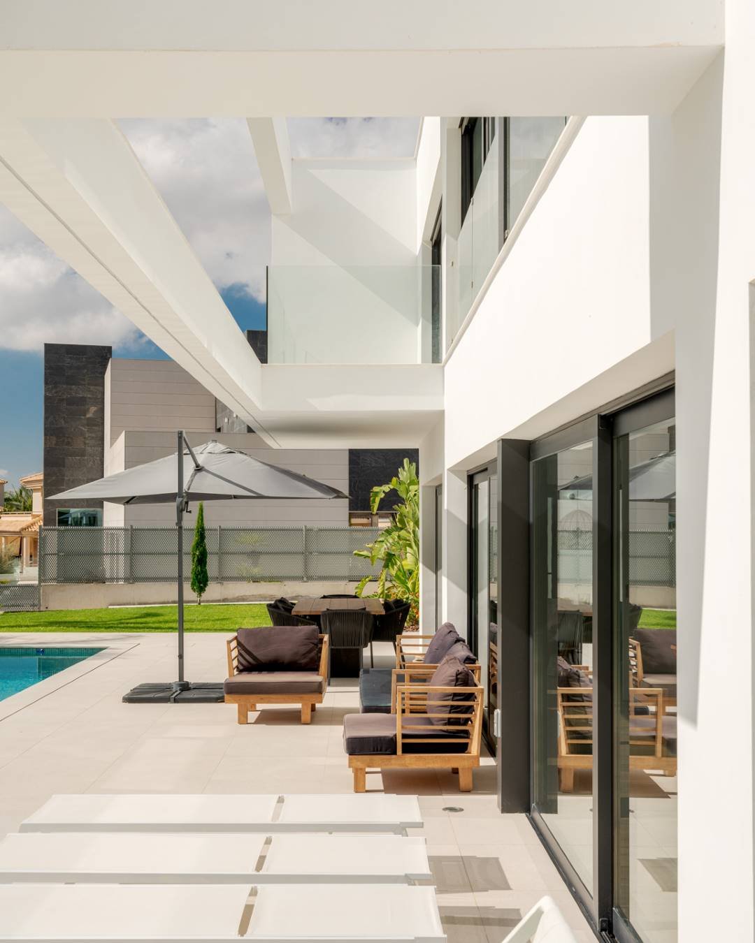  In der charmanten Stadt Molina de Segura gelegen, bietet dieser Wohnkomplex 34 unabhängige Häuser, die Komfort und Modernität vereinen. Die Immobilie