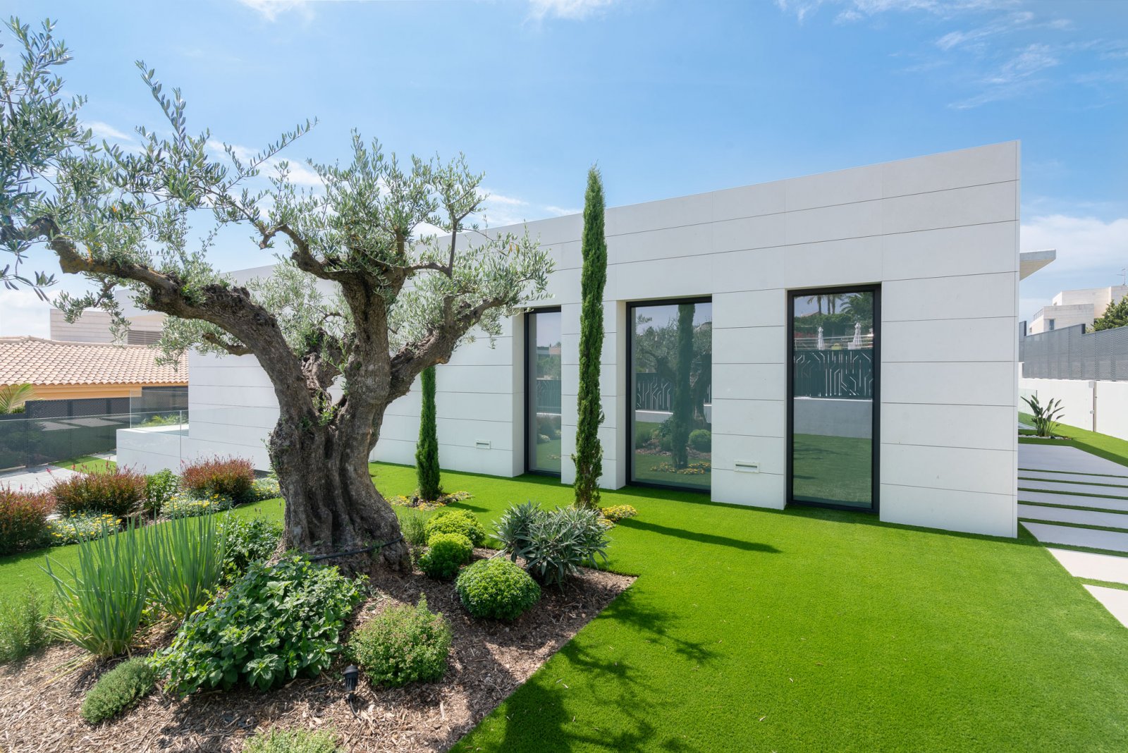  In der charmanten Stadt Molina de Segura gelegen, bietet dieser Wohnkomplex 34 unabhängige Häuser, die Komfort und Modernität vereinen. Die Immobilie