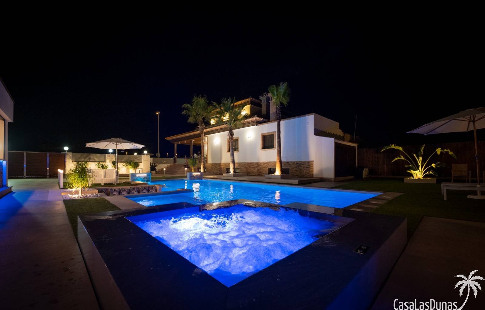  Suchen Sie Ruhe und gleichzeitig alle Annehmlichkeiten, um ein luxuriöses Leben zu führen? Dann ist diese Luxusvilla das Haus, von dem Sie schon imme