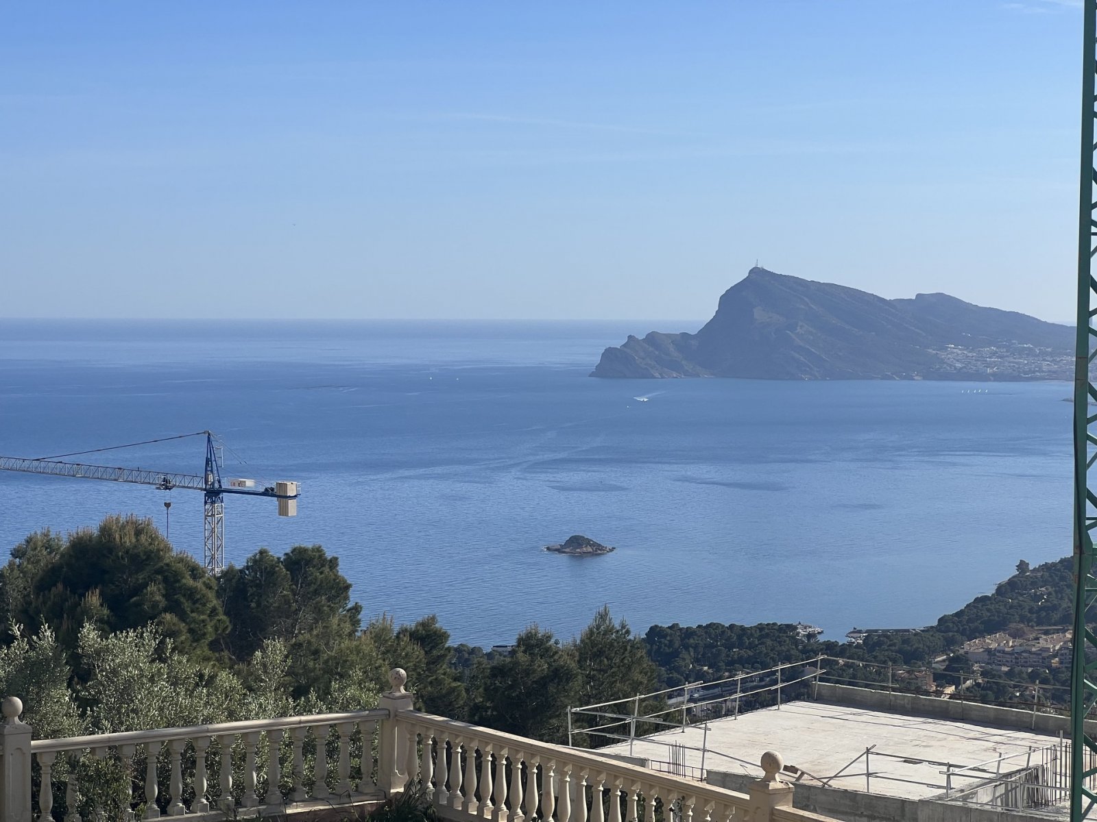  Diese Villa befindet sich in der exklusiven Gegend von Altea und bietet eine privilegierte Umgebung mit Meerblick. Die Immobilie liegt nur 3 km von d