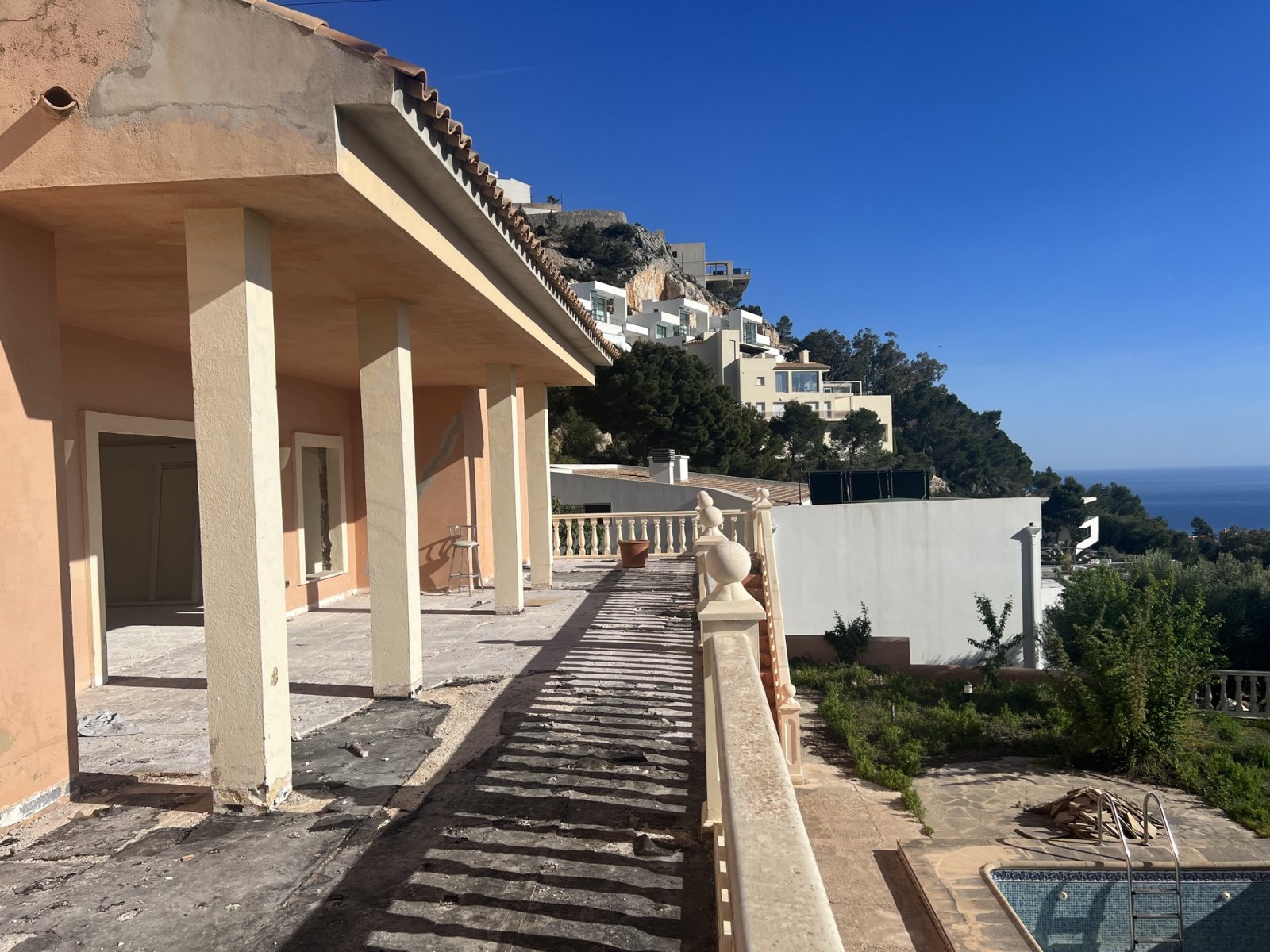  Diese Villa befindet sich in der exklusiven Gegend von Altea und bietet eine privilegierte Umgebung mit Meerblick. Die Immobilie liegt nur 3 km von d