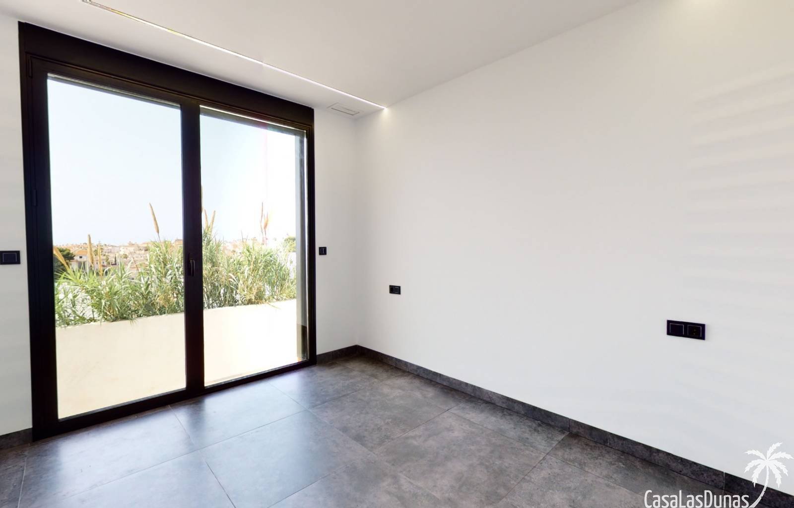  Am Rande des Dorfes Villamartin, im Stadtteil Blue Lagoon, finden wir diese neue, bezugsfertige Villa. Die Lage ist ruhig, die Einrichtungen sind jed