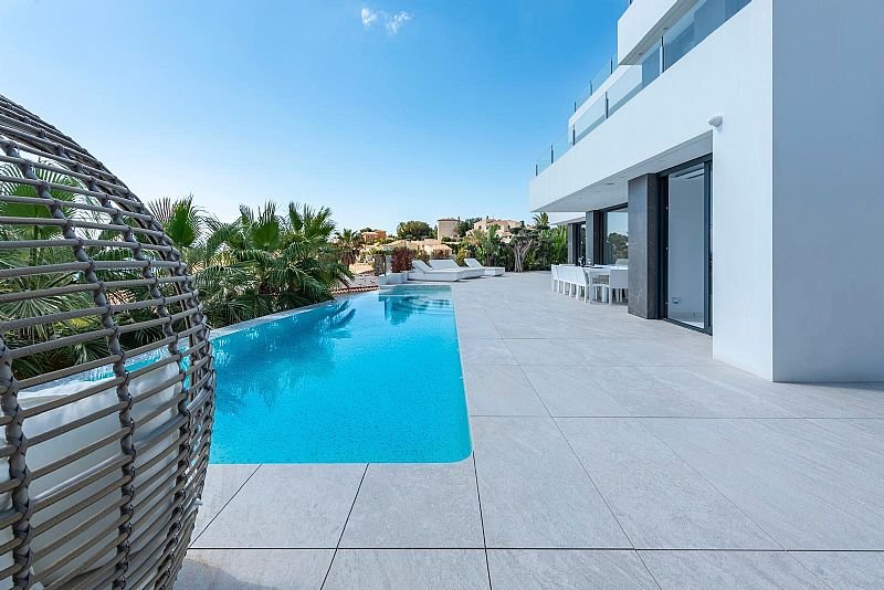 Diese exklusive Villa befindet sich in der schönen Stadt Calpe und bietet eine privilegierte Umgebung nur 1 km vom Meer entfernt. Entworfen für dieje