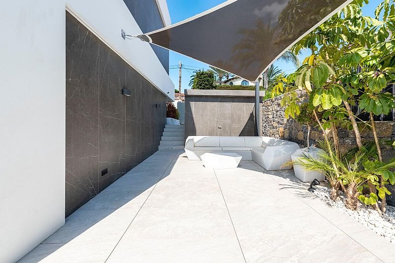  Diese exklusive Villa befindet sich in der schönen Stadt Calpe und bietet eine privilegierte Umgebung nur 1 km vom Meer entfernt. Entworfen für dieje