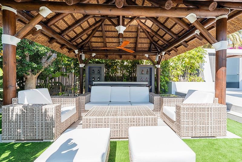  Diese exklusive Villa befindet sich in der schönen Stadt Calpe und bietet eine privilegierte Umgebung nur 1 km vom Meer entfernt. Entworfen für dieje