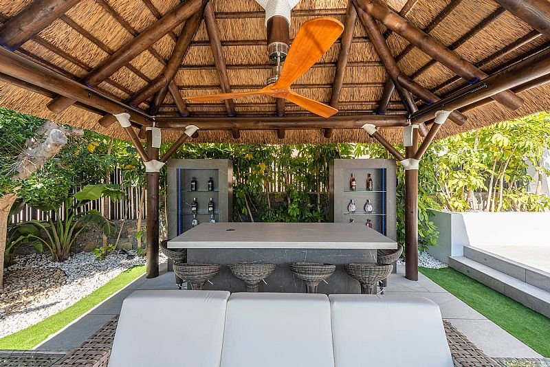  Diese exklusive Villa befindet sich in der schönen Stadt Calpe und bietet eine privilegierte Umgebung nur 1 km vom Meer entfernt. Entworfen für dieje