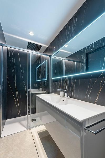  Diese exklusive Villa befindet sich in der schönen Stadt Calpe und bietet eine privilegierte Umgebung nur 1 km vom Meer entfernt. Entworfen für dieje