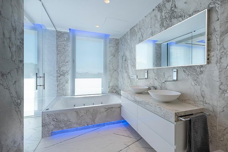  Diese exklusive Villa befindet sich in der schönen Stadt Calpe und bietet eine privilegierte Umgebung nur 1 km vom Meer entfernt. Entworfen für dieje