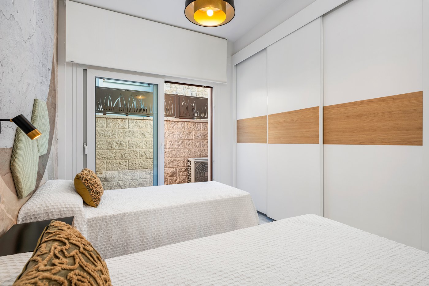  In der charmanten Stadt Ciudad Quesada gelegen, bietet diese exklusive Sammlung von 6 unabhängigen Immobilien eine privilegierte Umgebung mit Meerbli