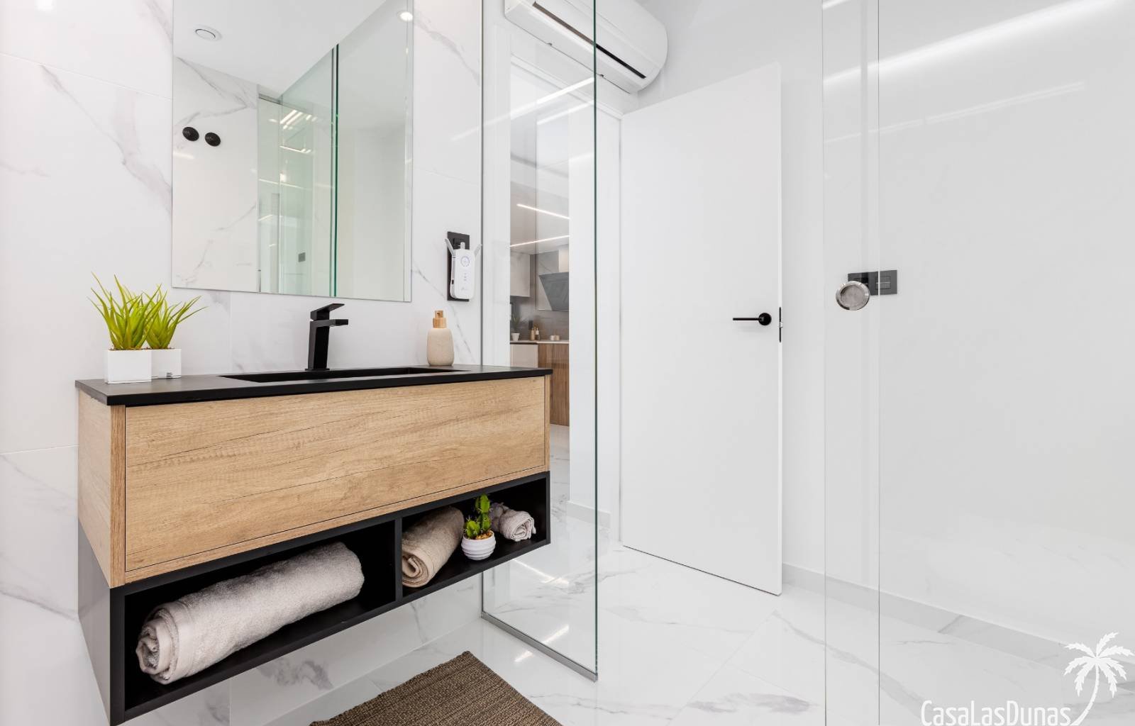  Oasis Beach XV ist ein Komplex von 130 Apartments, die die Wahl zwischen zwei oder drei Schlafzimmern und zwei Badezimmern haben, die um eine große G