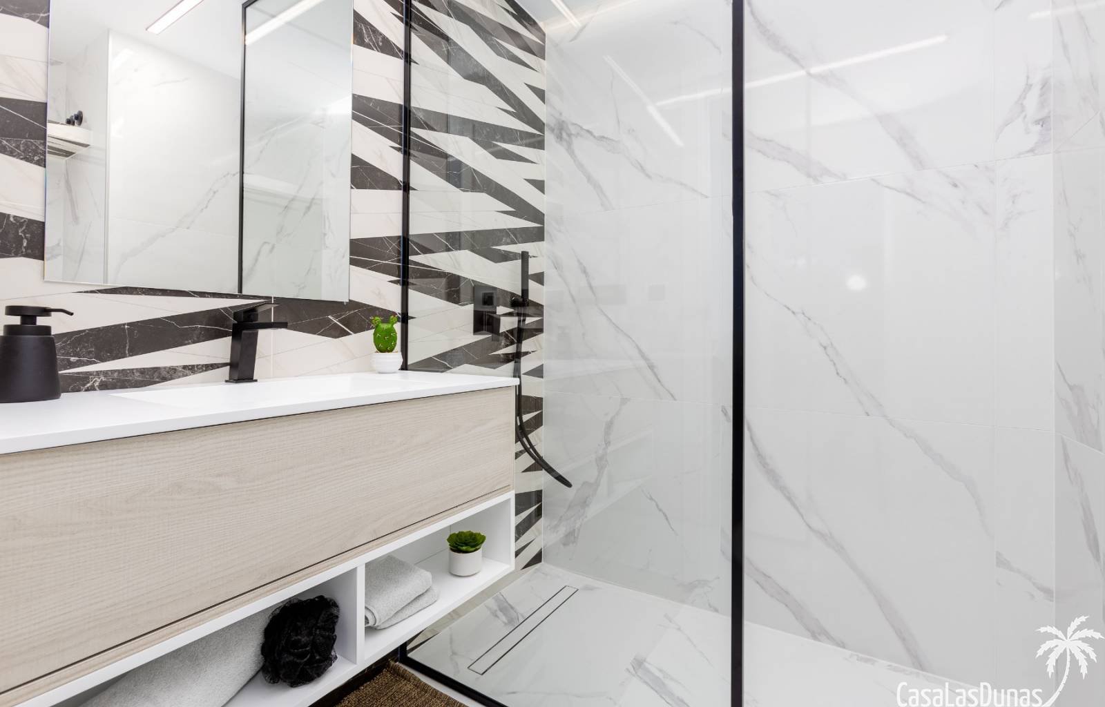  Oasis Beach XV ist ein Komplex von 130 Apartments, die die Wahl zwischen zwei oder drei Schlafzimmern und zwei Badezimmern haben, die um eine große G