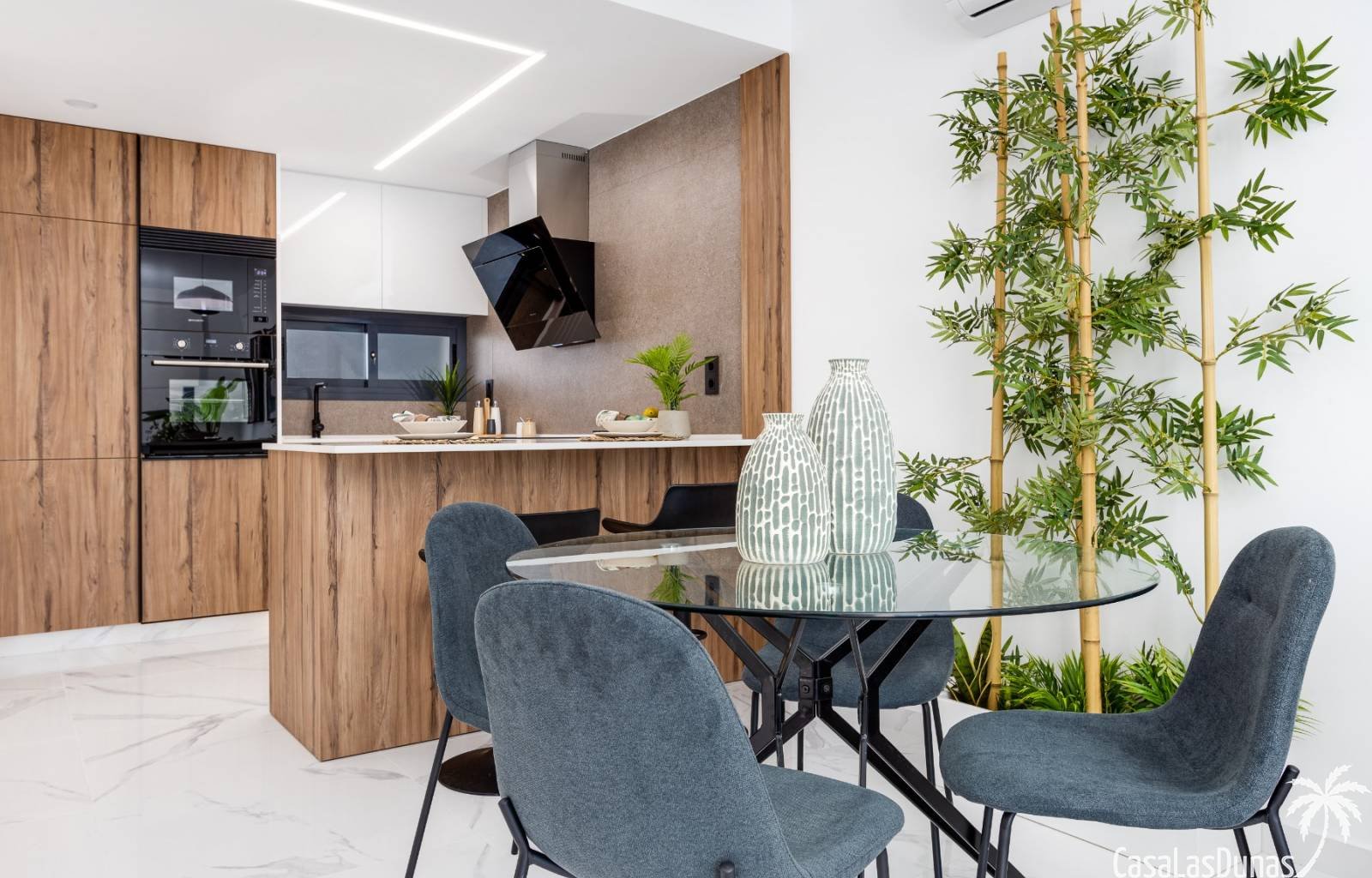  Oasis Beach XV ist ein Komplex von 130 Apartments, die die Wahl zwischen zwei oder drei Schlafzimmern und zwei Badezimmern haben, die um eine große G