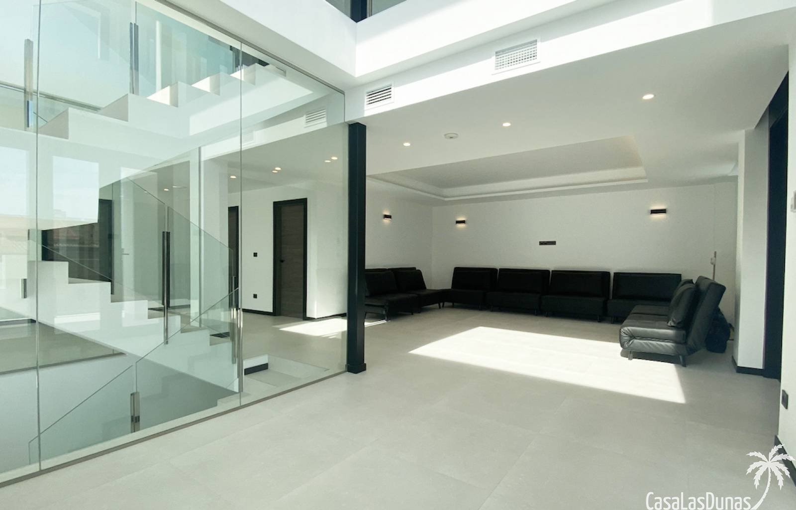  Tolles und großes Neubau-Villa-Projekt in Torrevieja. Diese Villa befindet sich in einer großartigen Stadt mit Stränden und Annehmlichkeiten rundheru