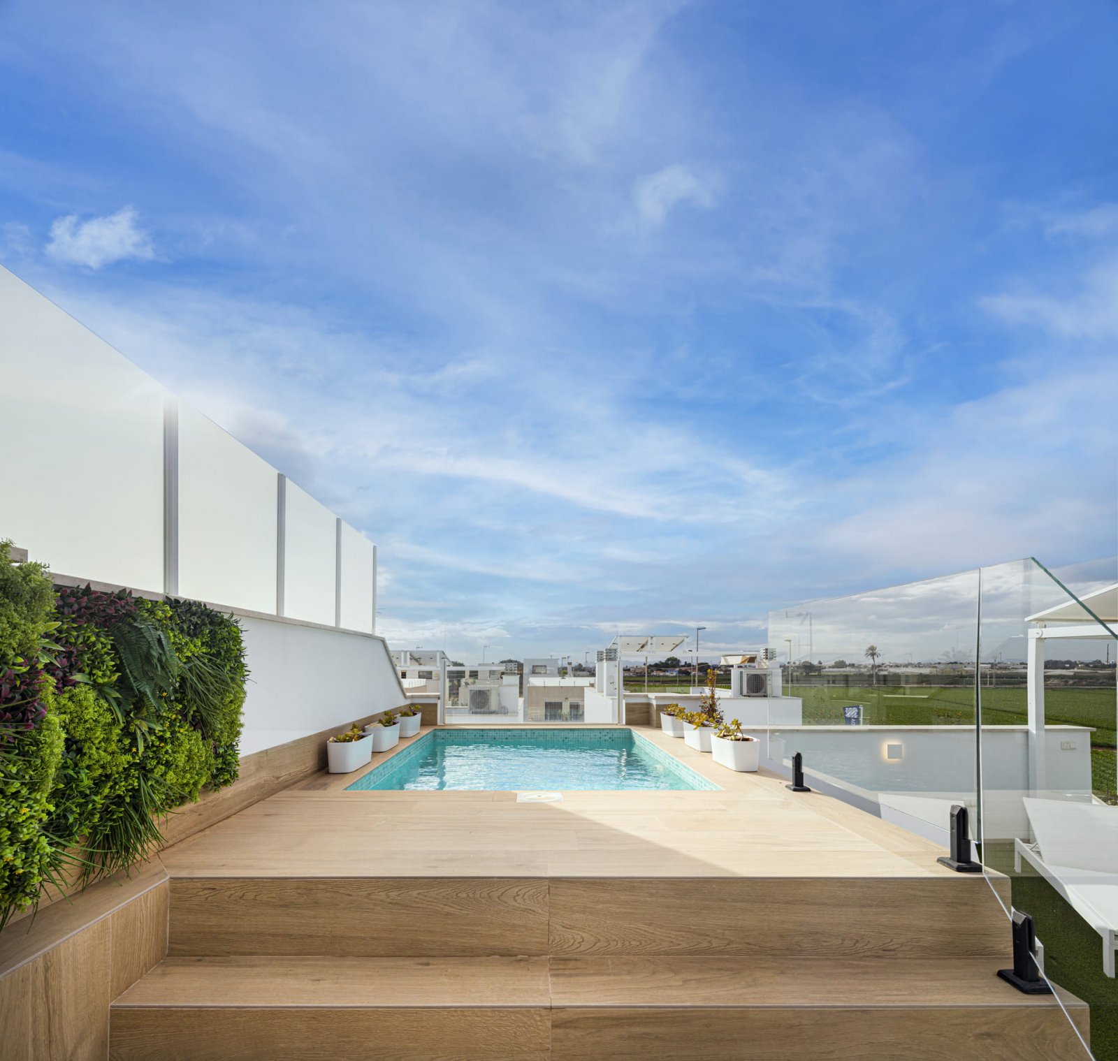  In der charmanten Gemeinde Pilar de la Horadada gelegen, bietet dieser Wohnkomplex eine Auswahl an hohen und niedrigen Bungalows, die für diejenigen 