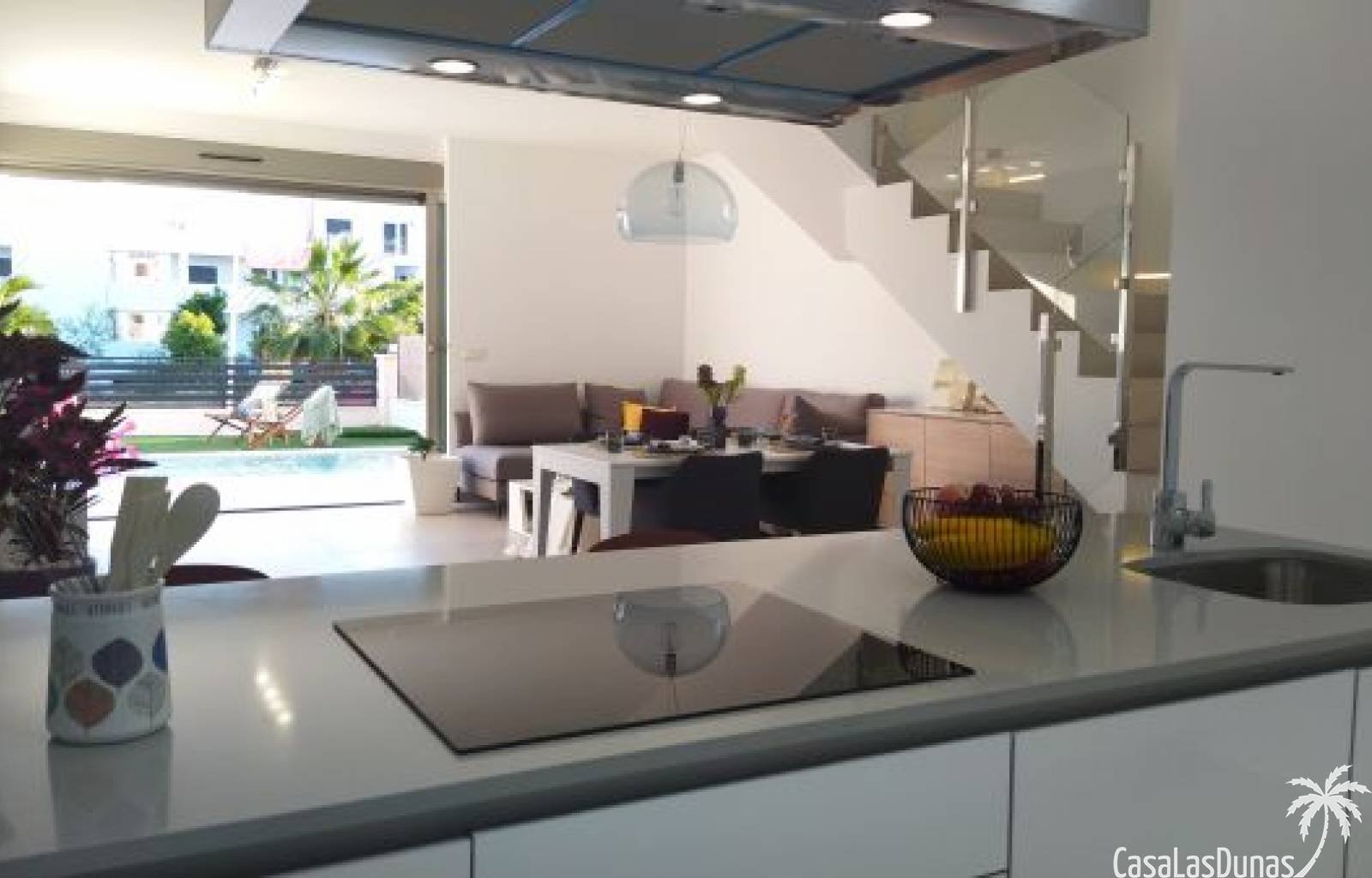  Wir freuen uns, eine neue Phase an Villen in dieser wunderschönen Gegend von Villamartin anbieten zu können. Jede Villa besteht aus 4 Schlafzimmern u