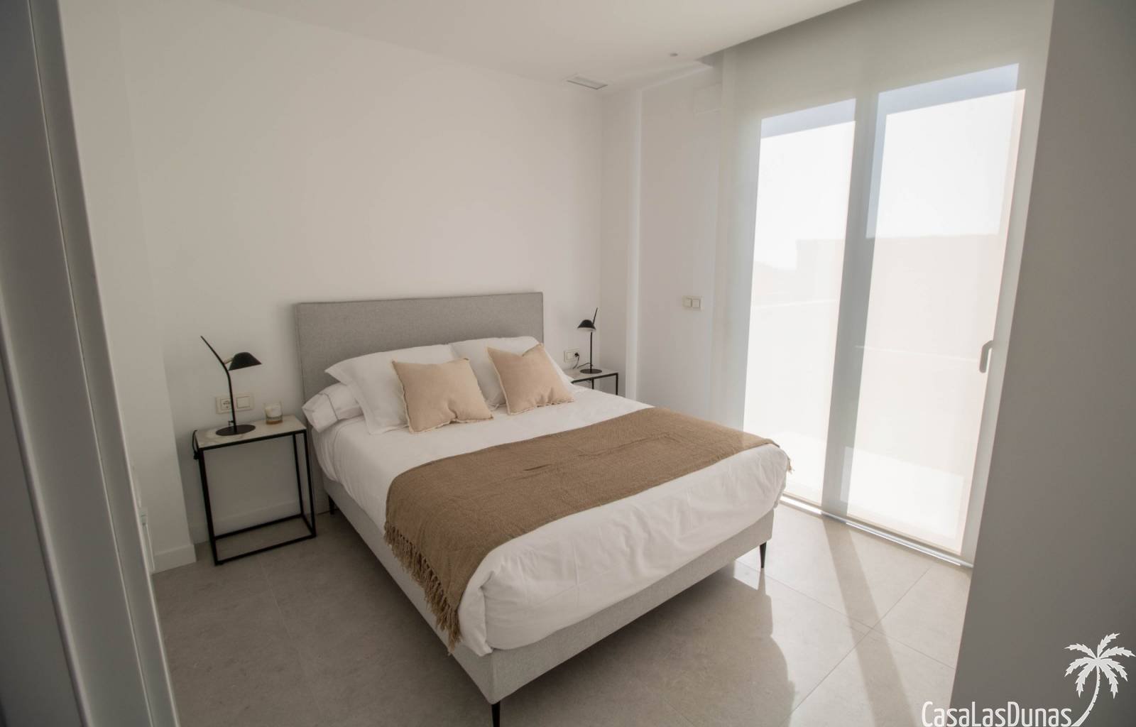  Wachen Sie jeden Morgen mit Blick auf das Meer und die grünen Hügel des benachbarten Golfplatzes auf. Profitieren Sie von natürlichem Licht dank der 