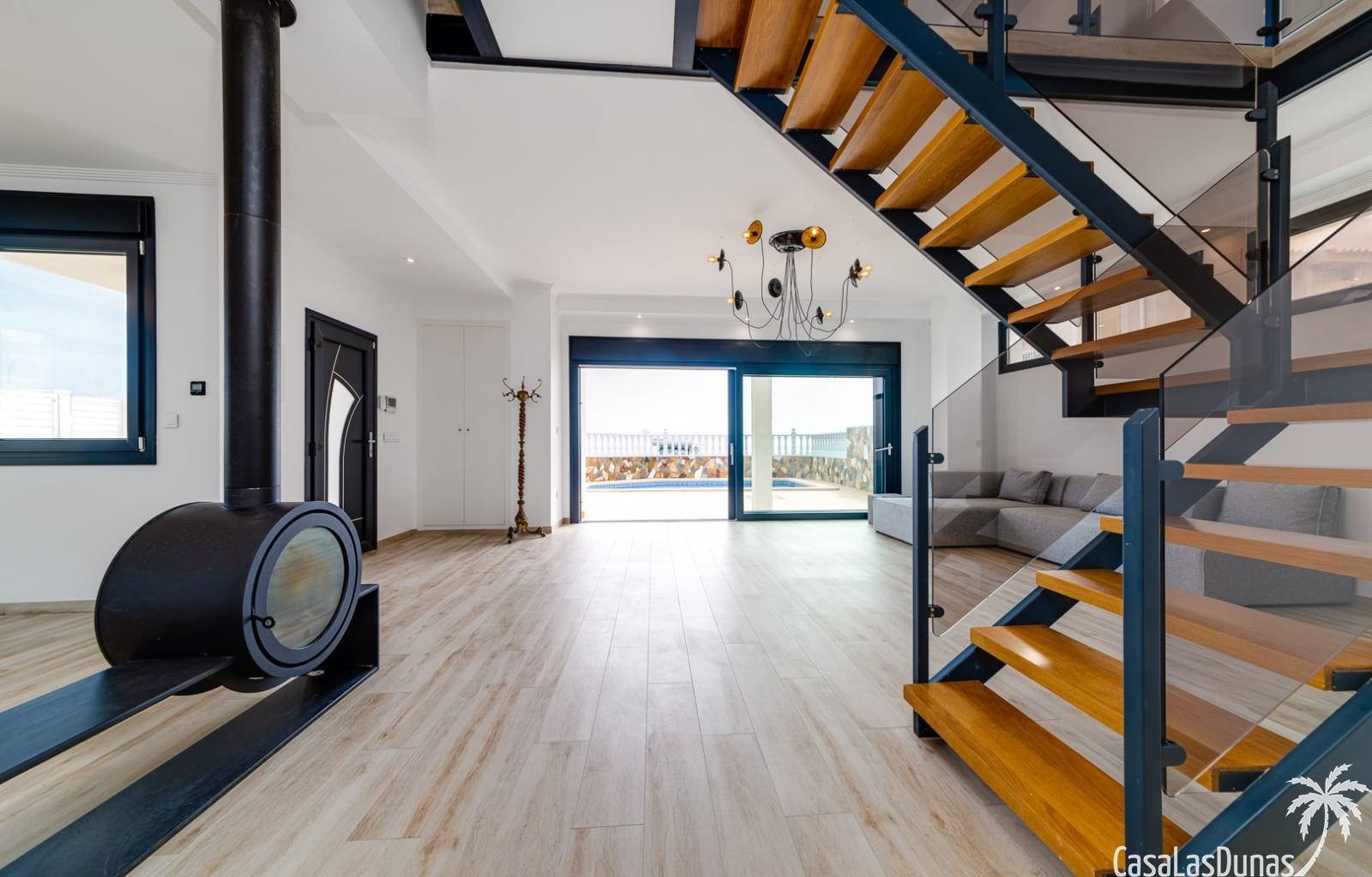  Im sonnigen Torrevieja gibt es eine einzigartige Villa mit Meerblick. Die Villa wurde komplett renoviert und verfügt sowohl innen als auch außen über