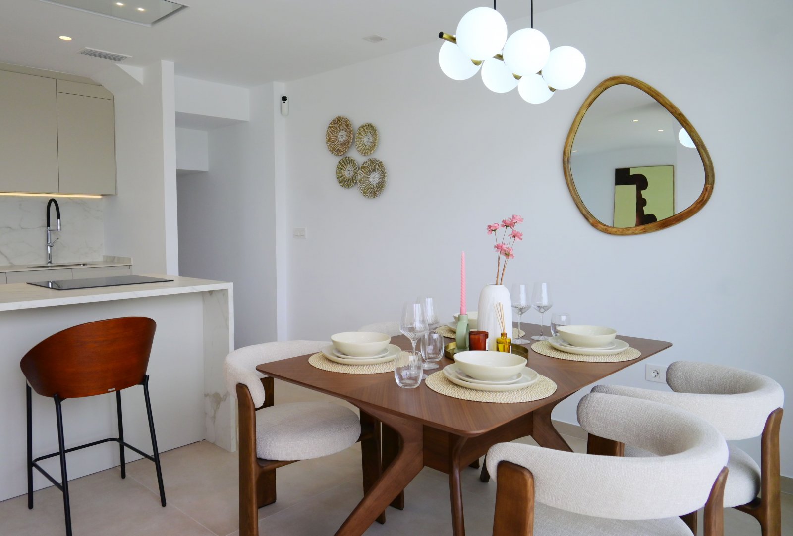  Diese exklusive Sammlung von Häusern befindet sich in der charmanten Stadt Dolores und bietet einen außergewöhnlichen Lebensstil in einer ruhigen und