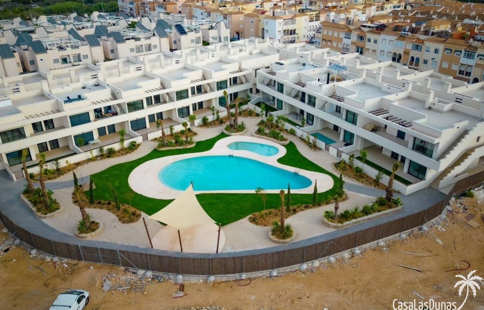  Schöne Apartments mit 2 Schlafzimmern und 2 Bädern in Torrevieja. Im Erdgeschoss und im ersten Stock. Die Häuser befinden sich in bester Lage, nur we