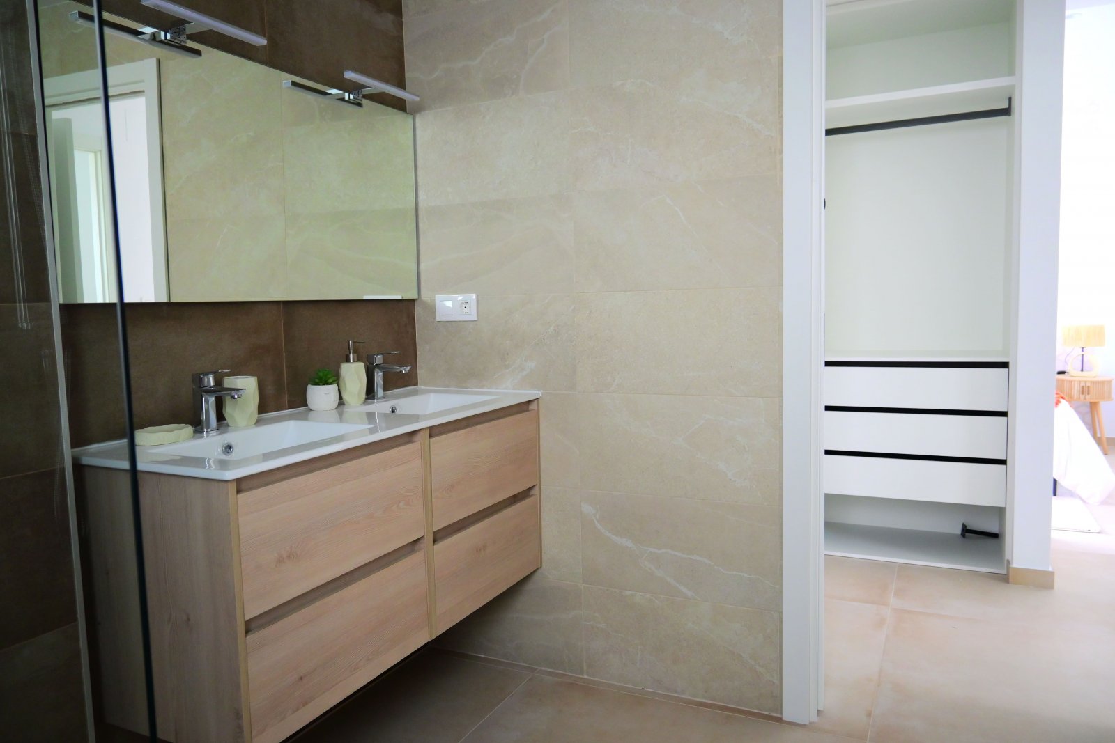  Diese exklusive Sammlung von Häusern befindet sich in der charmanten Stadt Dolores und bietet einen außergewöhnlichen Lebensstil in einer ruhigen und