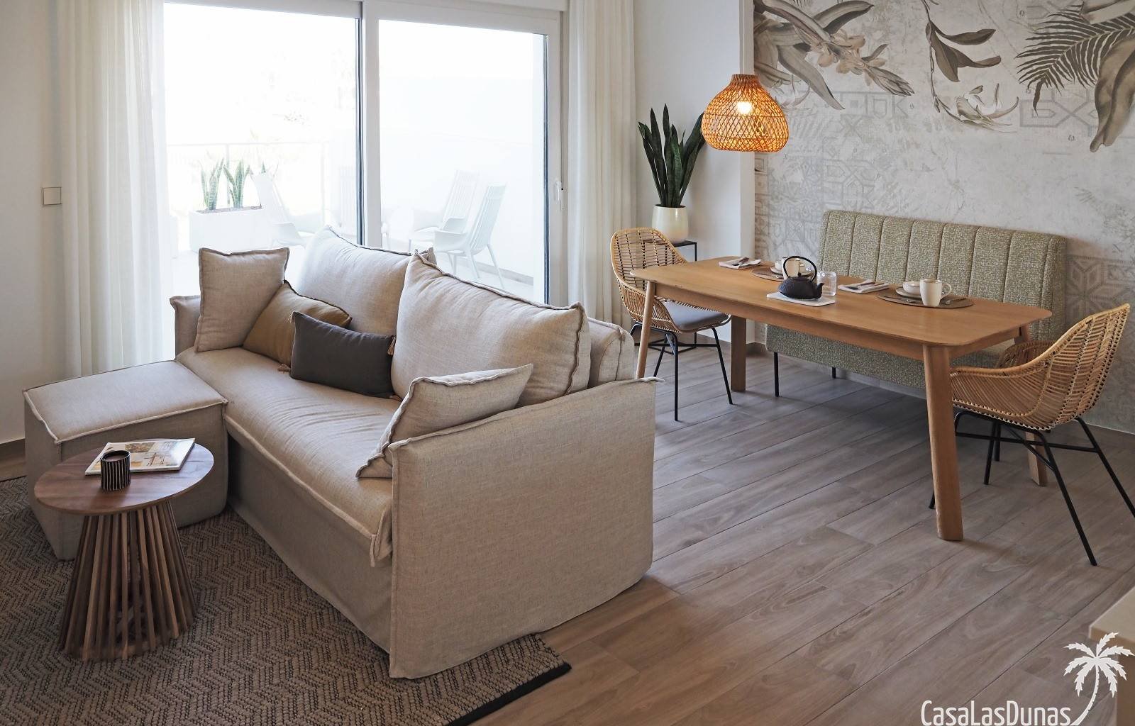  Wir finden diesen herrlichen Komplex innerhalb der Grenzen eines Golfresorts in Orihuela Costa. Es gibt Modelle mit 2 oder 3 Schlafzimmern, im Erdges