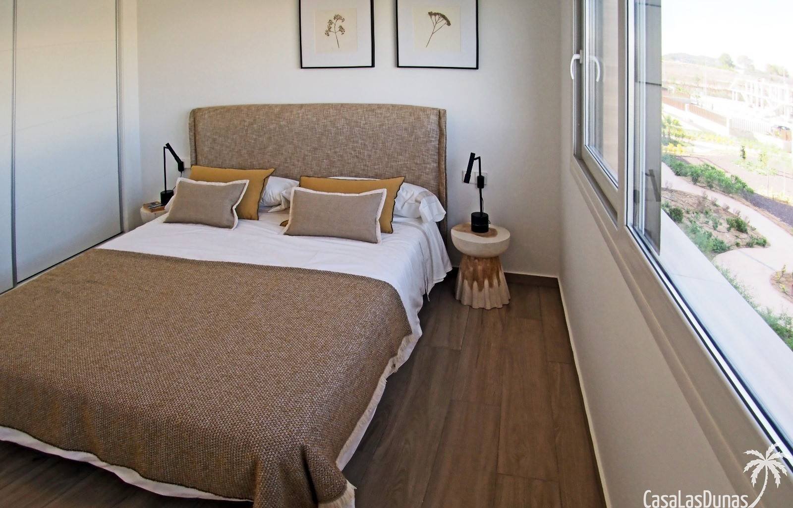  Wir finden diesen herrlichen Komplex innerhalb der Grenzen eines Golfresorts in Orihuela Costa. Es gibt Modelle mit 2 oder 3 Schlafzimmern, im Erdges