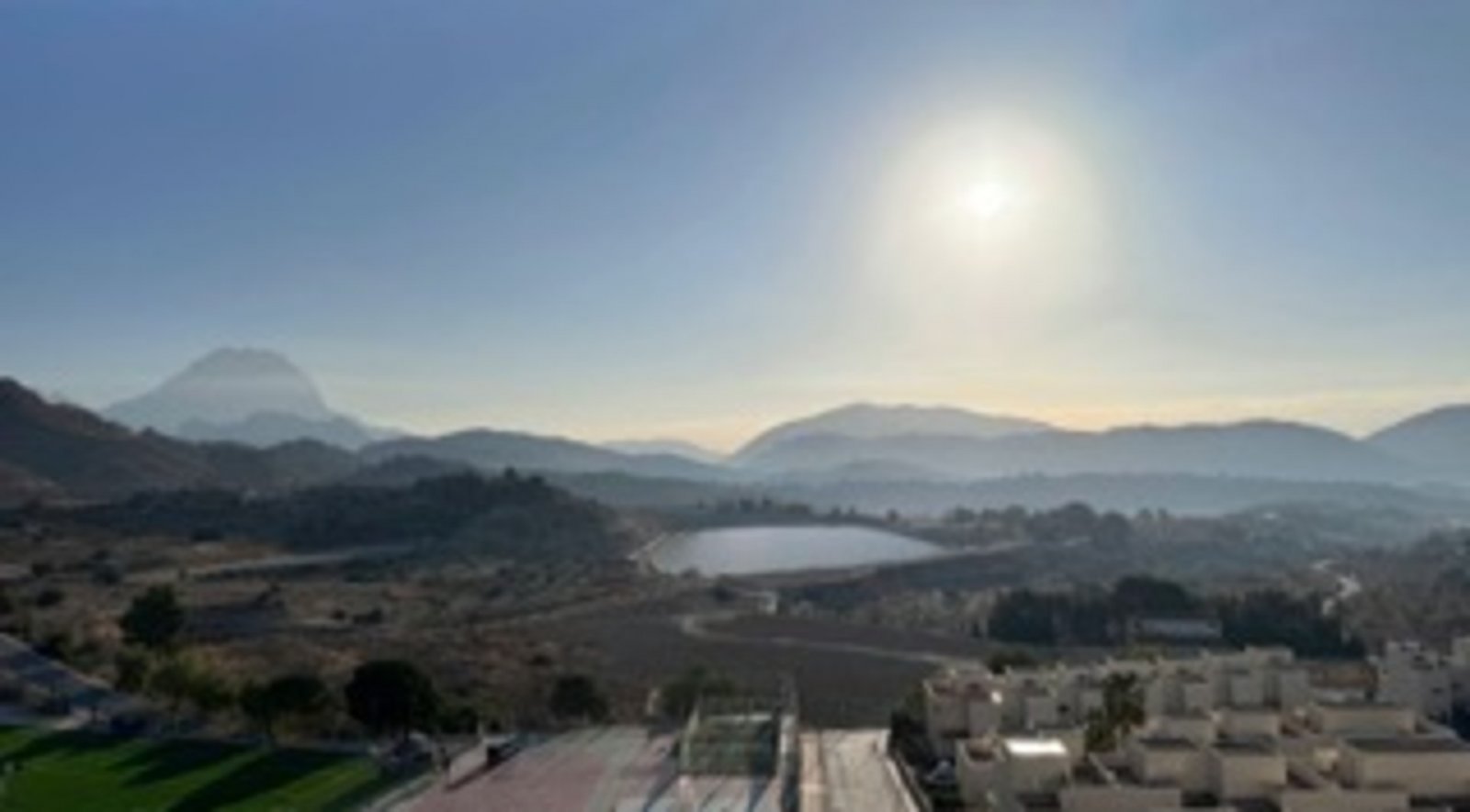  Im charmanten Ort Relleu gelegen, bietet dieser Wohnkomplex eine Vielzahl von Wohnoptionen, die sich an unterschiedliche Bedürfnisse anpassen. Mit in