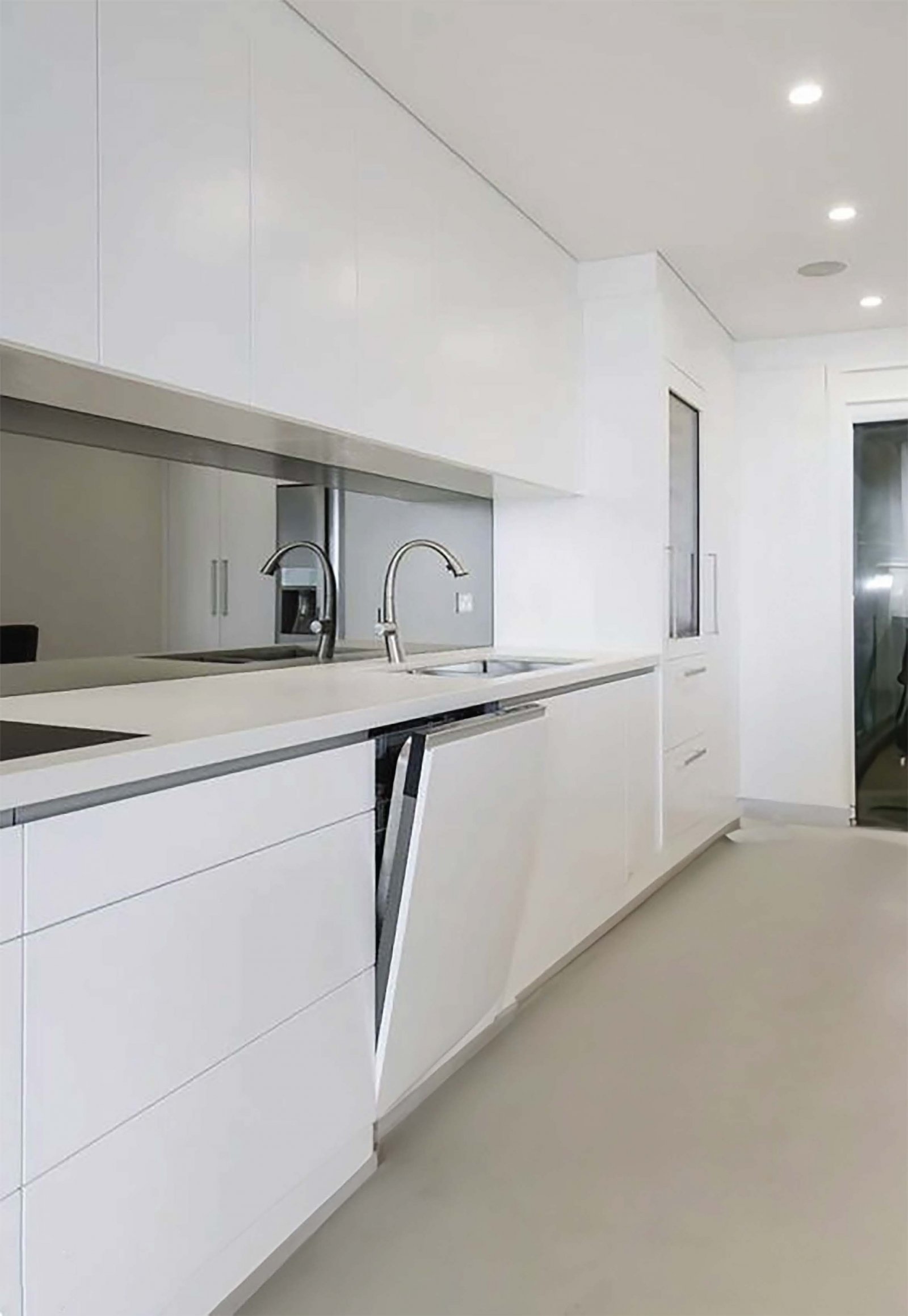  Im charmanten Ort Relleu gelegen, bietet dieser Wohnkomplex eine Vielzahl von Wohnoptionen, die sich an unterschiedliche Bedürfnisse anpassen. Mit in