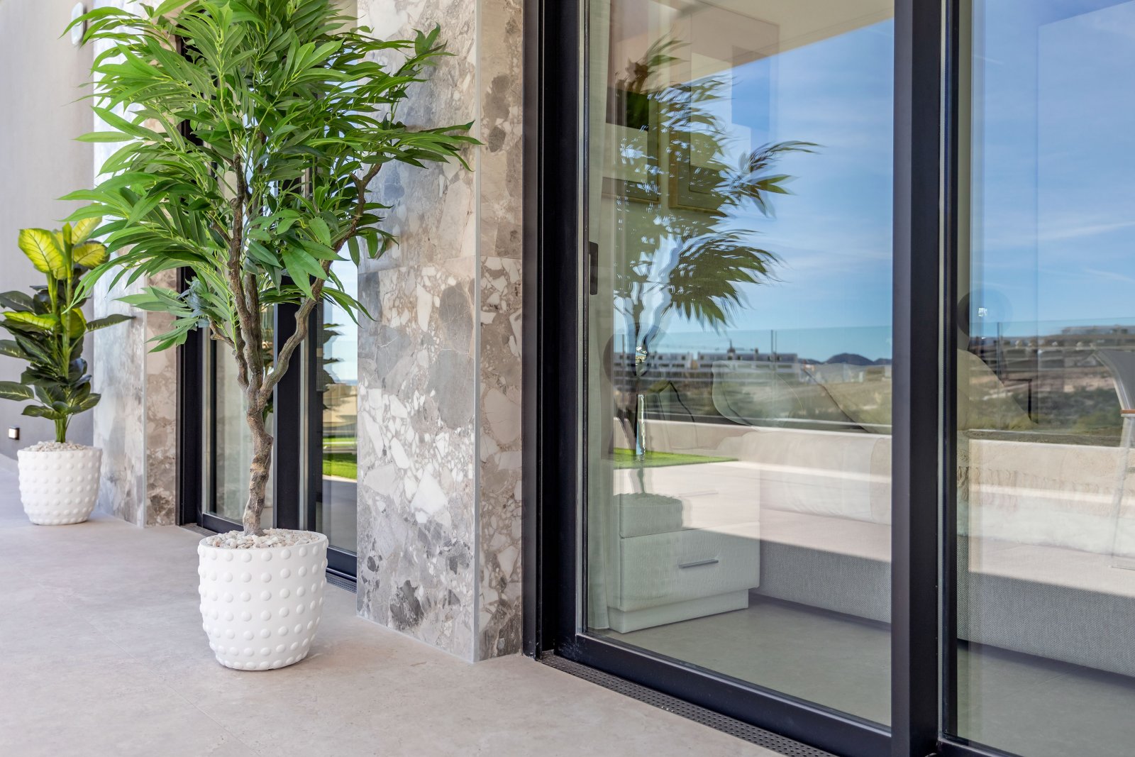  In der charmanten Stadt Finestrat gelegen, bietet diese Residenz eine exklusive Auswahl von 10 Immobilien, darunter Apartments und Penthäuser. Entwor