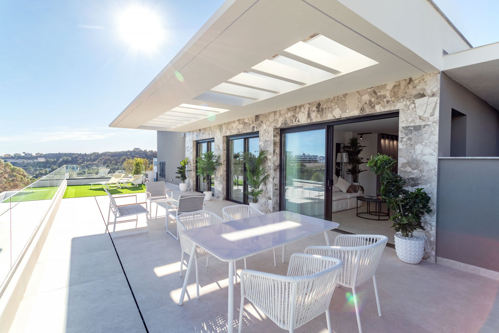  In der charmanten Stadt Finestrat gelegen, bietet diese Residenz eine exklusive Auswahl von 10 Immobilien, darunter Apartments und Penthäuser. Entwor