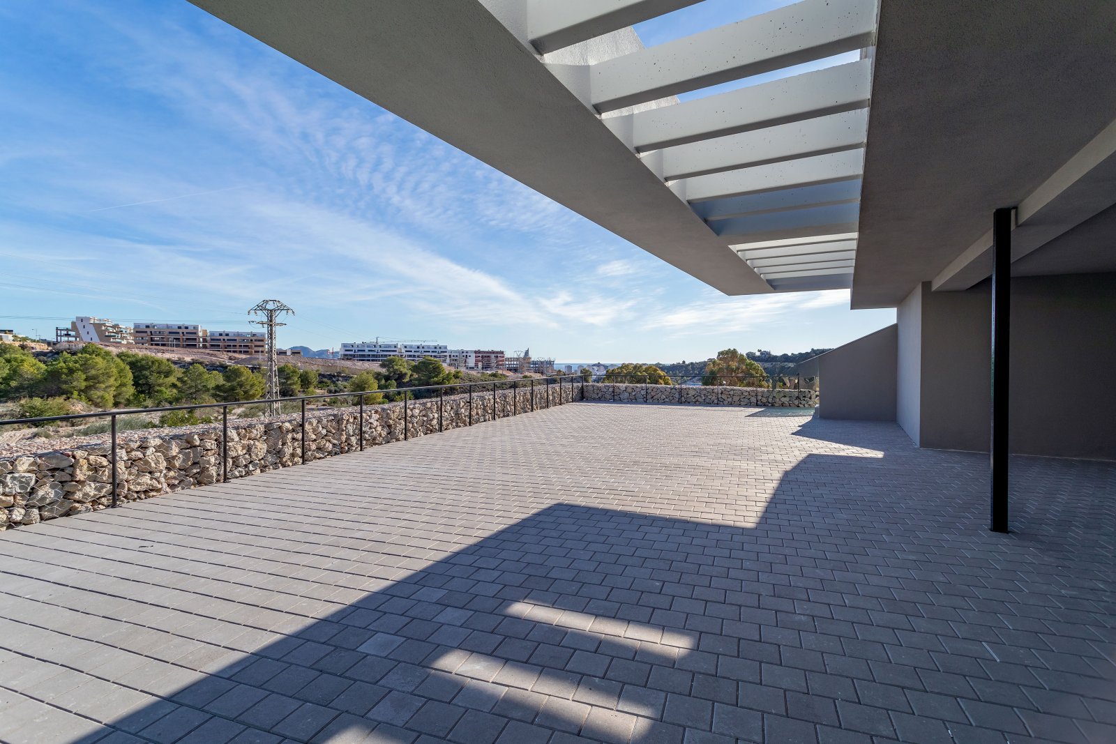  In der charmanten Stadt Finestrat gelegen, bietet diese Residenz eine exklusive Auswahl von 10 Immobilien, darunter Apartments und Penthäuser. Entwor