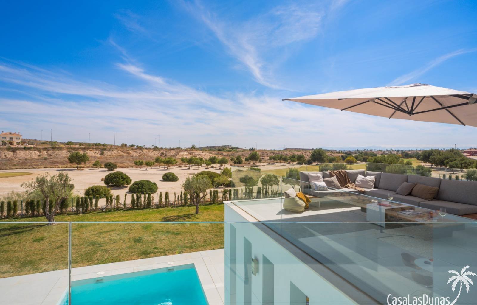  Dieses besondere Modell zeichnet sich durch die einzigartige Lage des Swimmingpools und das enorme Platzangebot, das diese Villa bietet, aus. Das rep