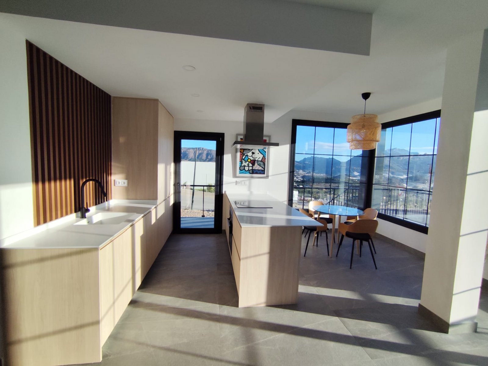  In der charmanten Stadt Polop gelegen, bieten diese Reihenhäuser eine ruhige und einladende Umgebung. Mit insgesamt sechs verfügbaren Immobilien ist 