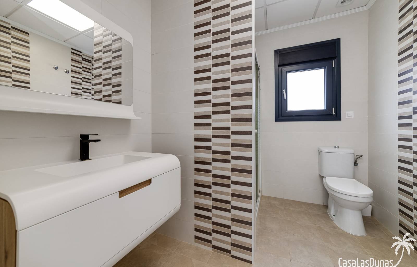  Im sonnigen Torrevieja gibt es eine einzigartige Villa mit Meerblick. Die Villa wurde komplett renoviert und verfügt sowohl innen als auch außen über