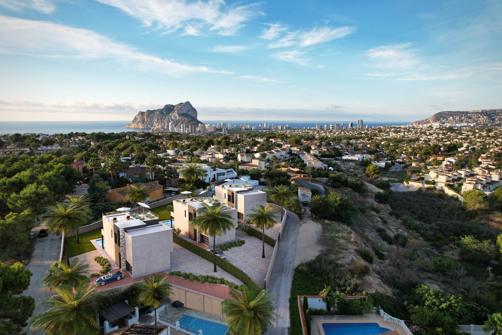 In der charmanten Stadt Calpe gelegen, bietet dieses exklusive Immobilienangebot drei unabhängige Häuser, die für diejenigen entworfen wurden, die ei