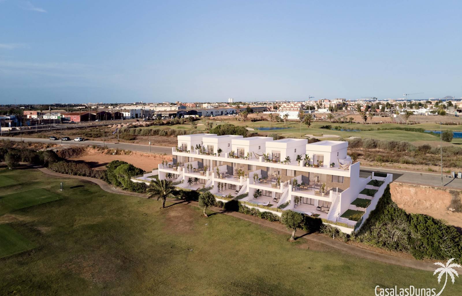  An der Costa Blanca Süd in Los Alcázares entstehen 5 wunderschöne Doppelhaushälften mit privaten Swimmingpools. Die Häuser haben alle einen herrliche