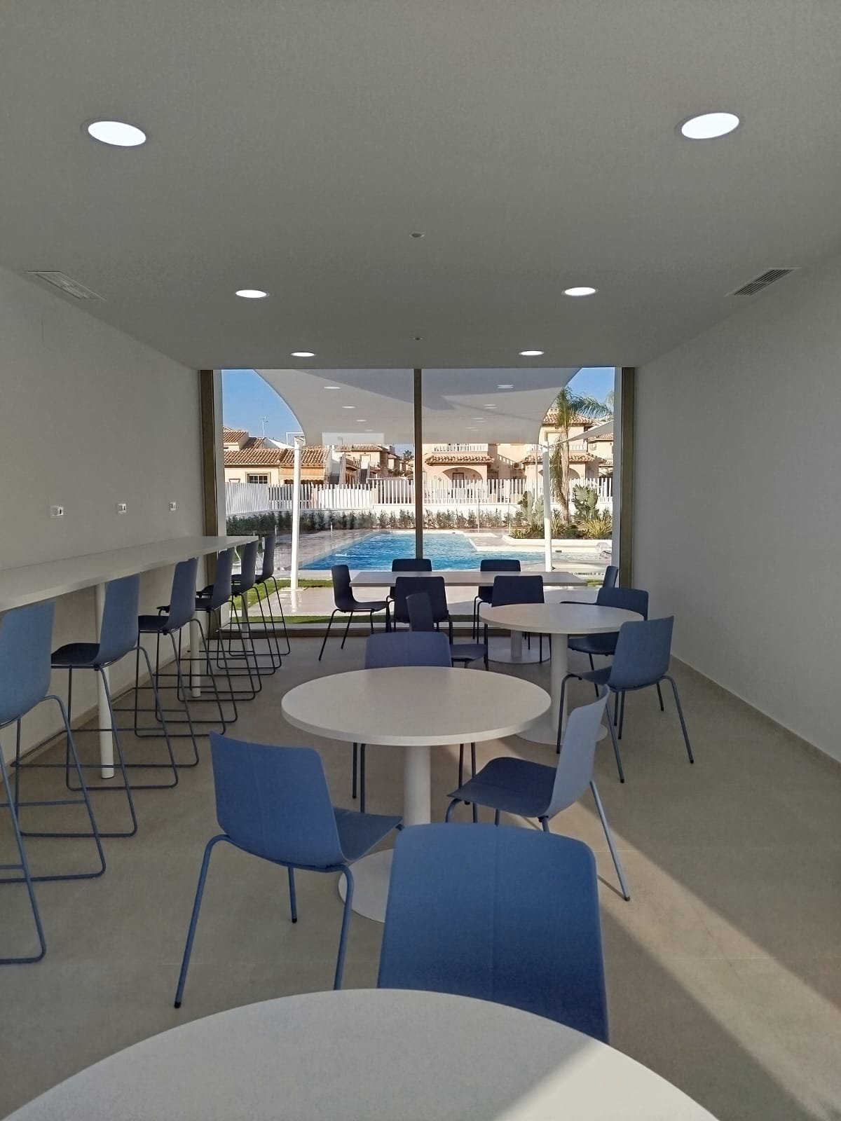  In der prestigeträchtigen Gegend von Cabo Roig gelegen, bietet diese Wohnanlage eine Auswahl von 23 Immobilien, darunter Apartments, Erdgeschosswohnu