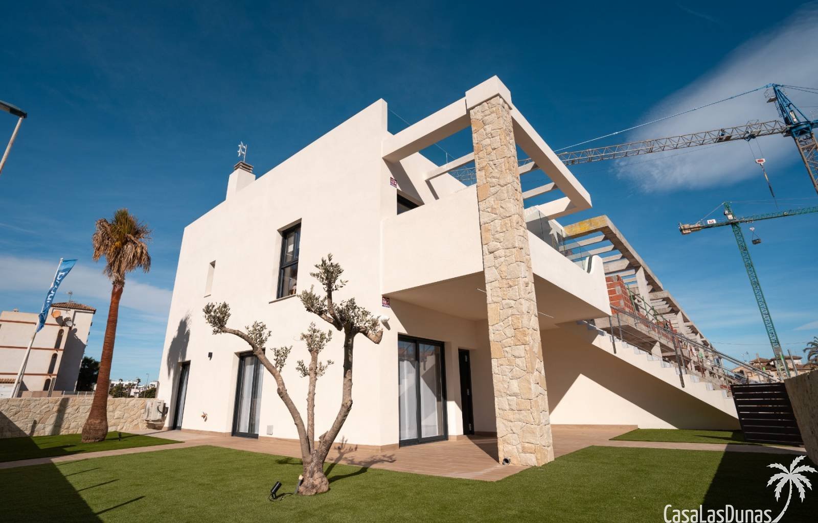  An der Costa Blanca Süd, in Pilar de la Horadada, finden wir diesen prächtigen, kürzlich erbauten Komplex mit mehreren Wohnungen. Es gibt Häuser mit 