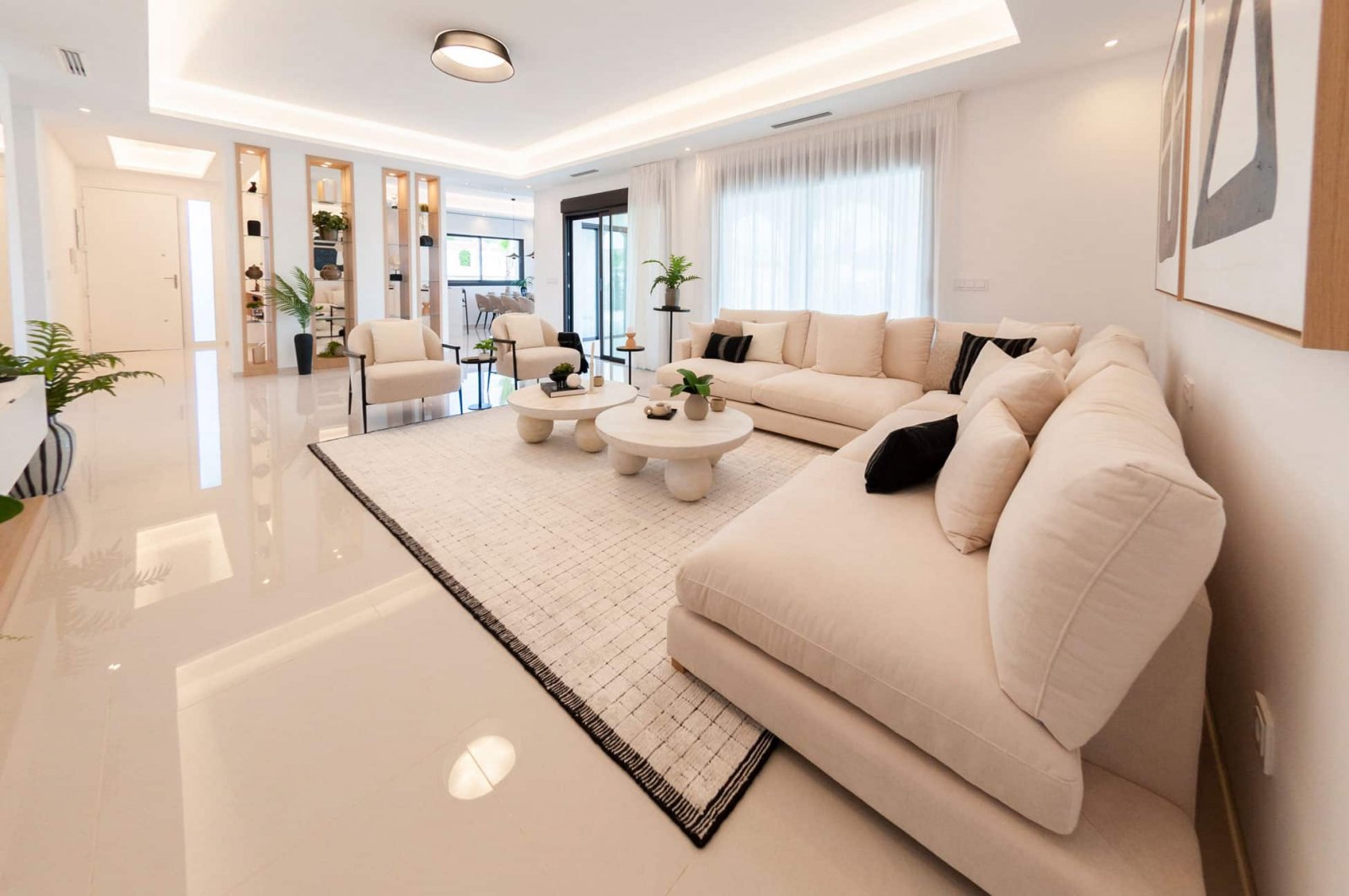  In der charmanten Ciudad Quesada gelegen, bietet diese freistehende Immobilie ein exklusives Wohnerlebnis. Für diejenigen, die Privatsphäre und Komfo