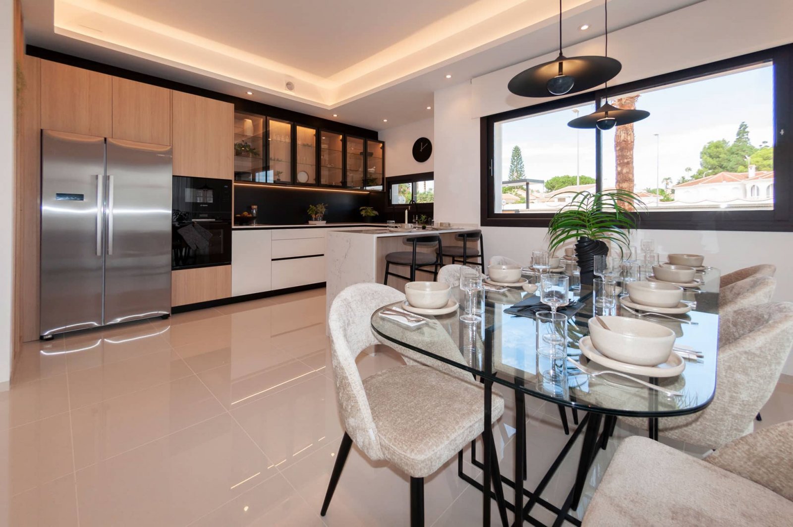  In der charmanten Ciudad Quesada gelegen, bietet diese freistehende Immobilie ein exklusives Wohnerlebnis. Für diejenigen, die Privatsphäre und Komfo