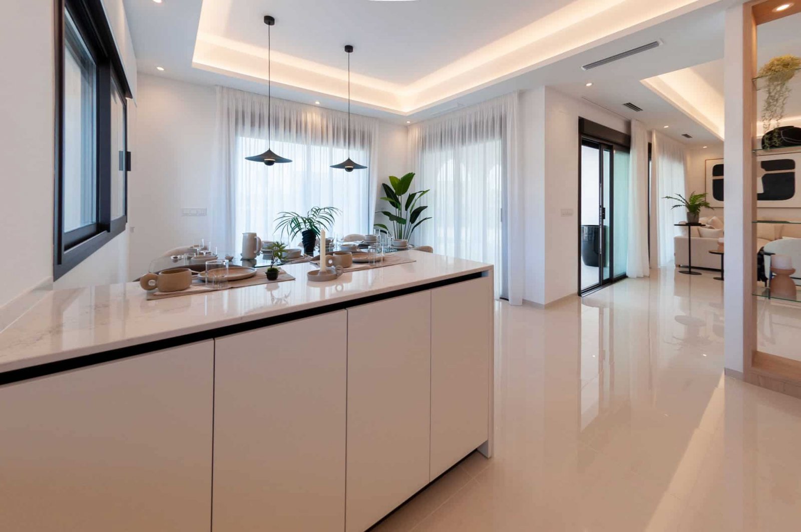  In der charmanten Ciudad Quesada gelegen, bietet diese freistehende Immobilie ein exklusives Wohnerlebnis. Für diejenigen, die Privatsphäre und Komfo