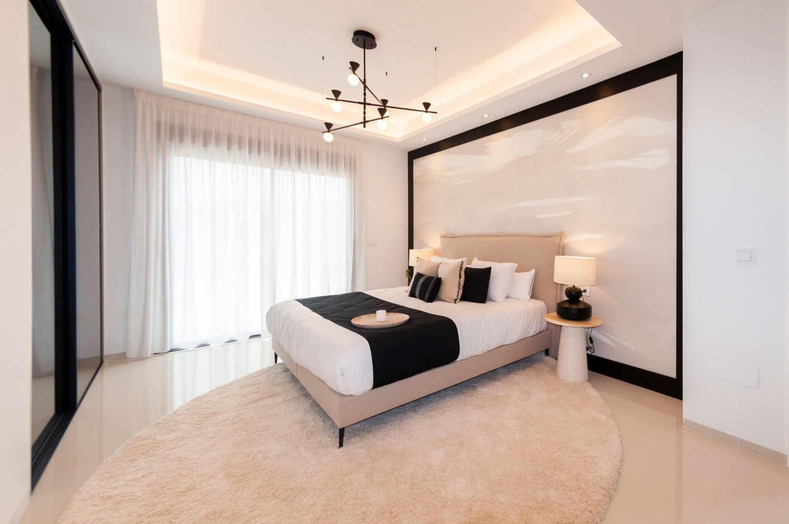  In der charmanten Ciudad Quesada gelegen, bietet diese freistehende Immobilie ein exklusives Wohnerlebnis. Für diejenigen, die Privatsphäre und Komfo