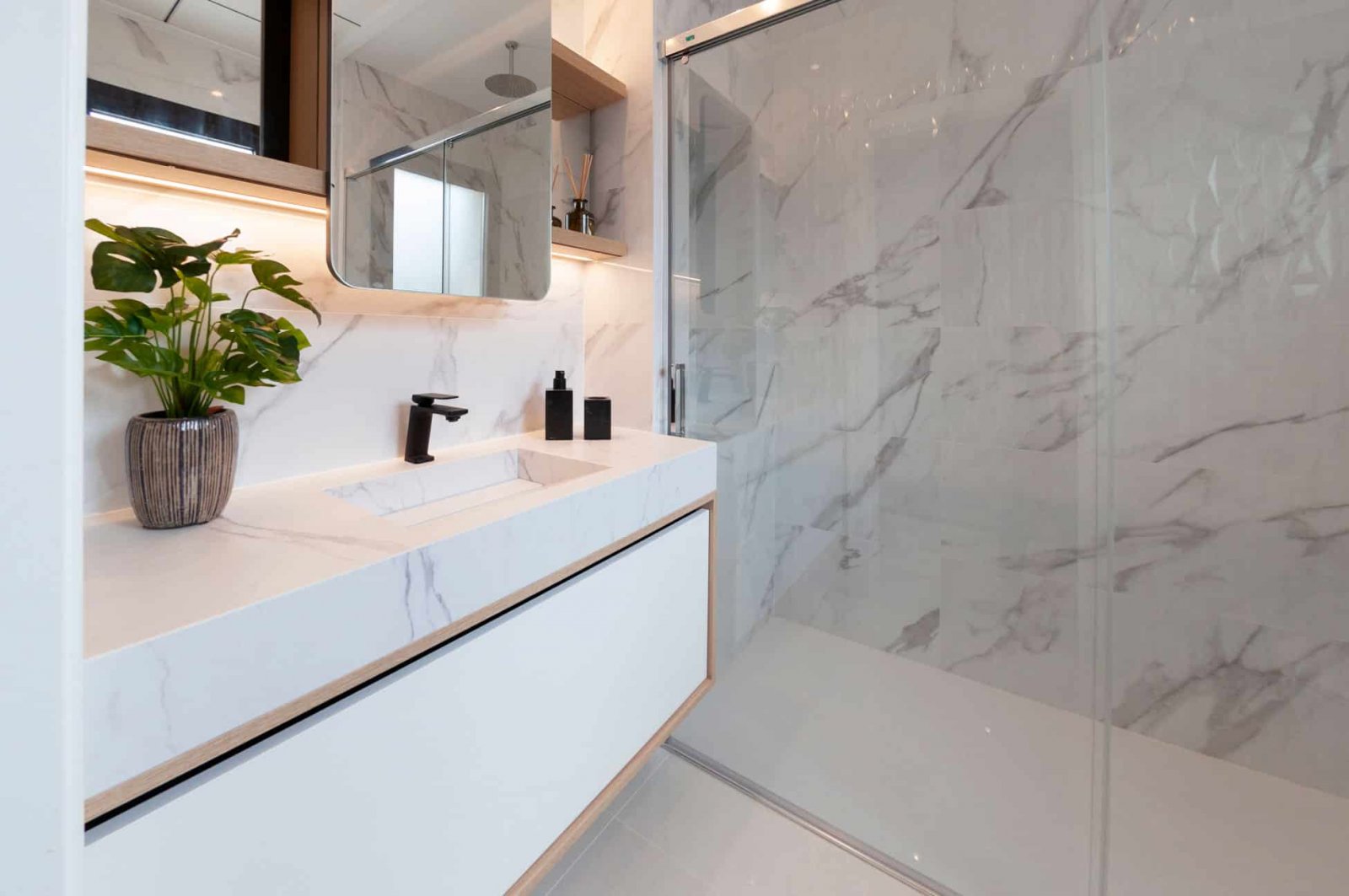  In der charmanten Ciudad Quesada gelegen, bietet diese freistehende Immobilie ein exklusives Wohnerlebnis. Für diejenigen, die Privatsphäre und Komfo