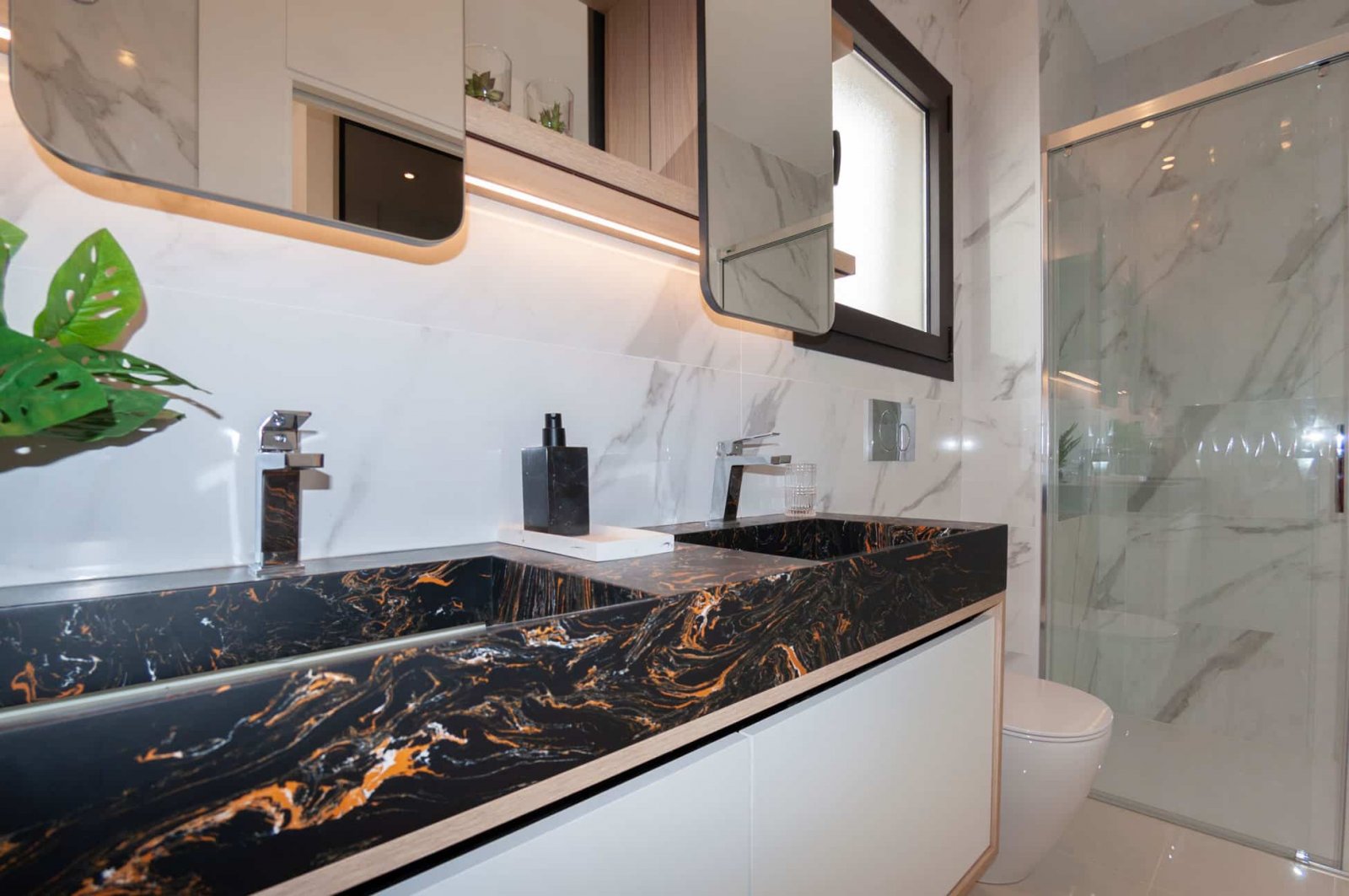  In der charmanten Ciudad Quesada gelegen, bietet diese freistehende Immobilie ein exklusives Wohnerlebnis. Für diejenigen, die Privatsphäre und Komfo