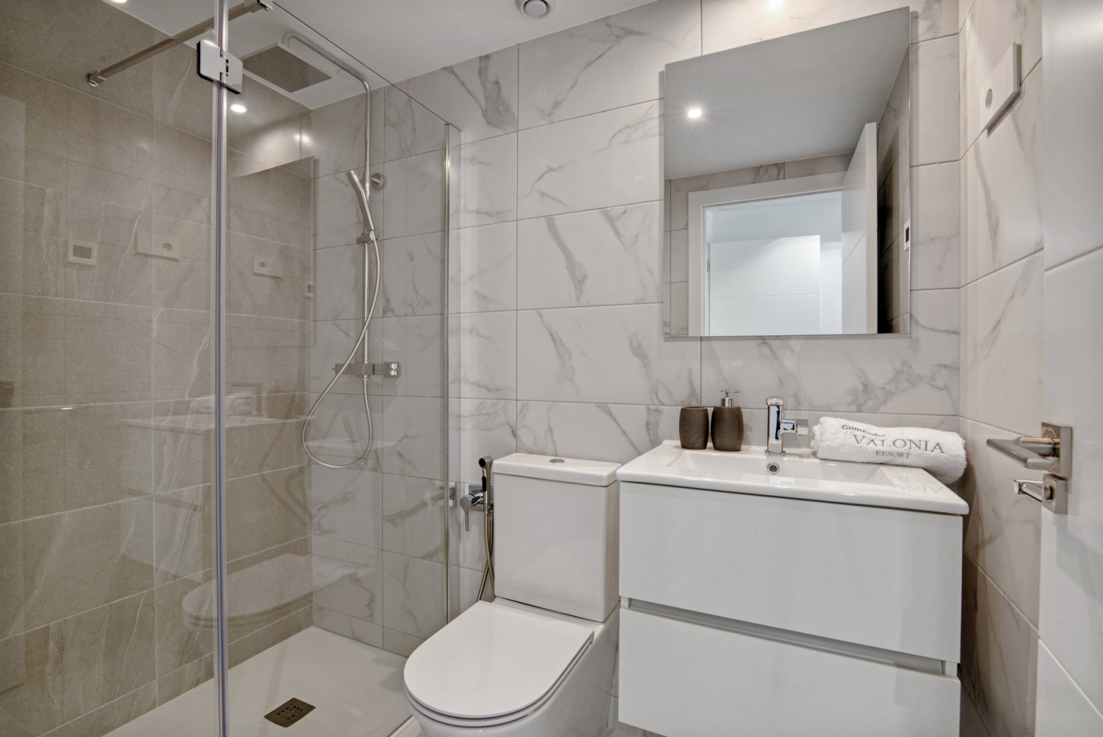  In der schönen Stadt Torrevieja gelegen, bietet diese Residenz eine Auswahl von 87 Immobilien, darunter Apartments, Erdgeschoss und Penthäuser. Mit e