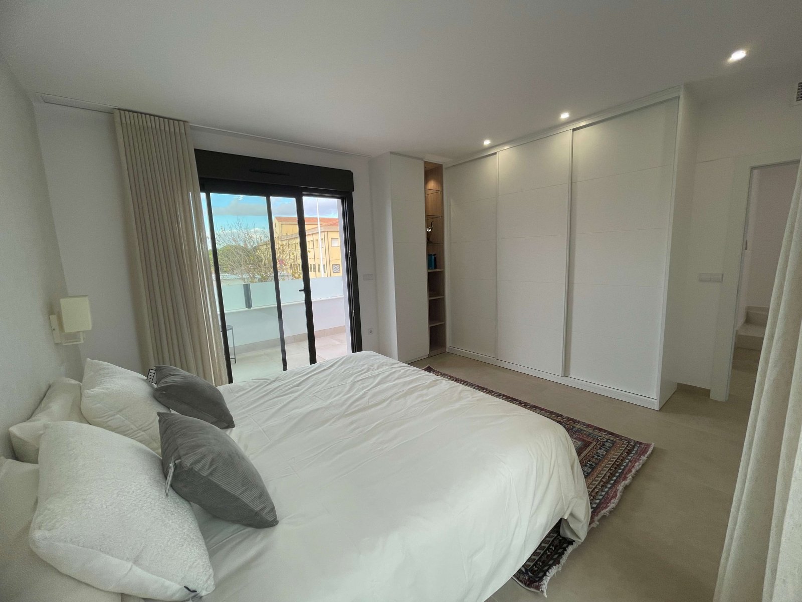  In der charmanten Ortschaft San Pedro del Pinatar gelegen, bietet diese Wohnanlage eine Auswahl an Reihenhäusern, die für diejenigen entworfen wurden