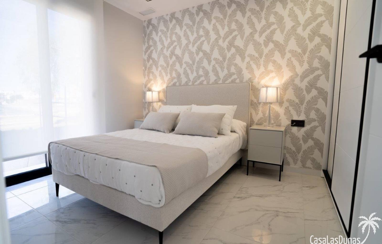  In der Nähe von Annehmlichkeiten und dennoch nur 2,3 Kilometer von den wunderschönen Sandstränden von Torre de la Horadada entfernt finden wir diesen