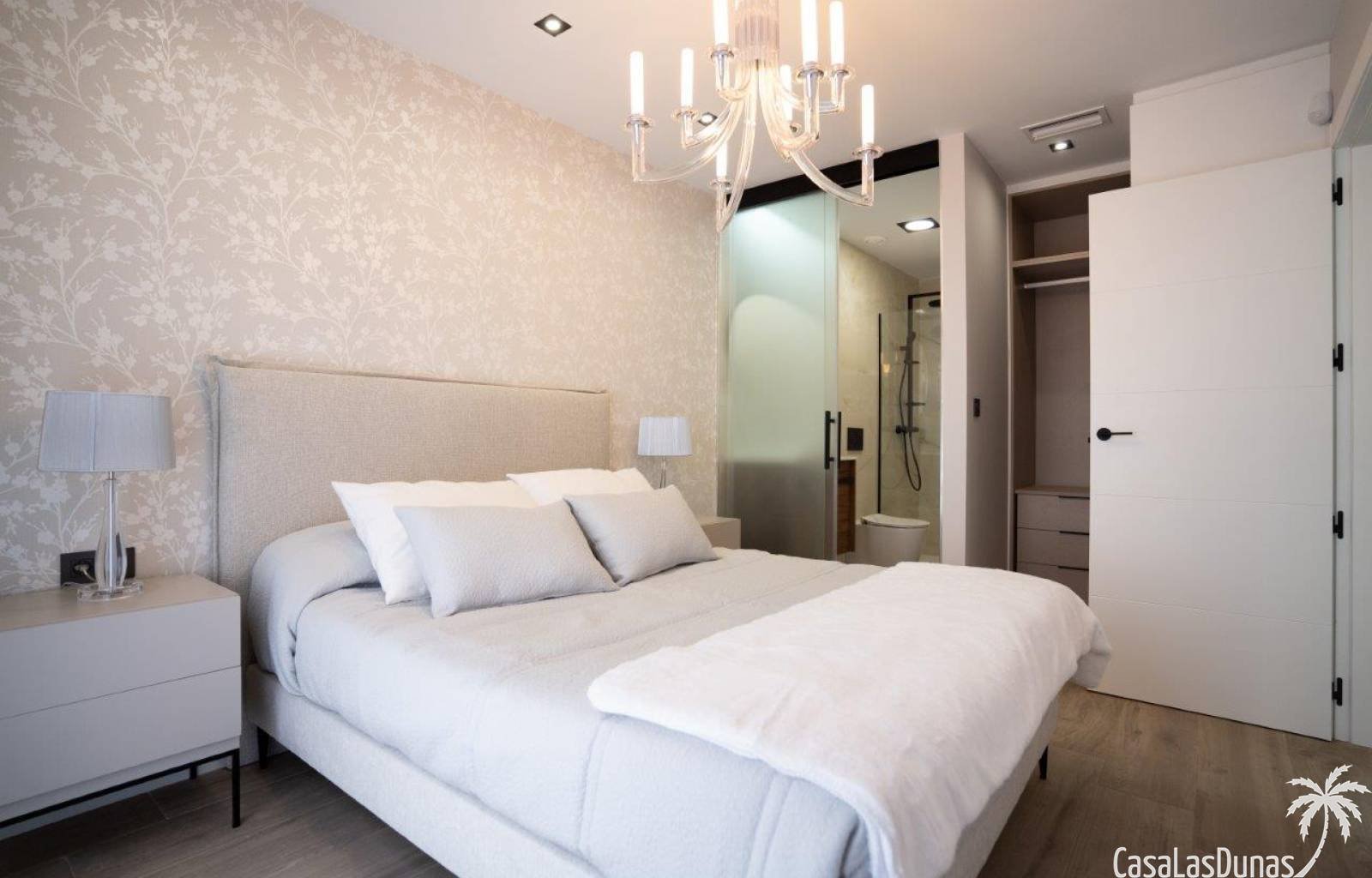  In der Nähe von Annehmlichkeiten und dennoch nur 2,3 Kilometer von den wunderschönen Sandstränden von Torre de la Horadada entfernt finden wir diesen